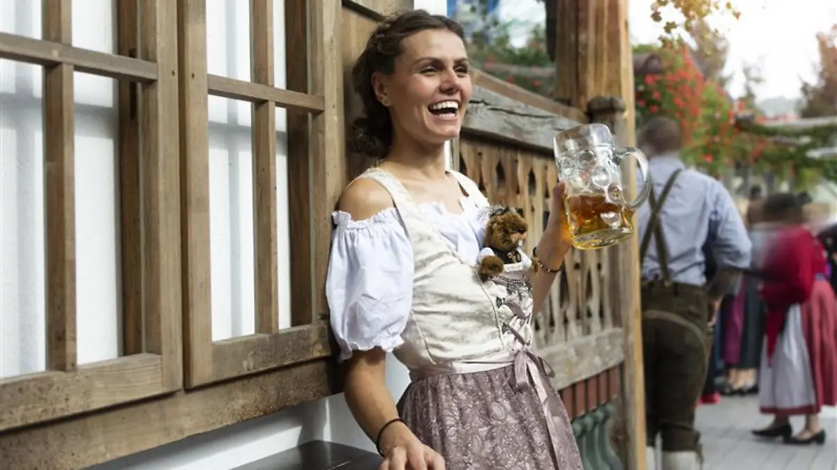 Frau trägt ein Dirndl.