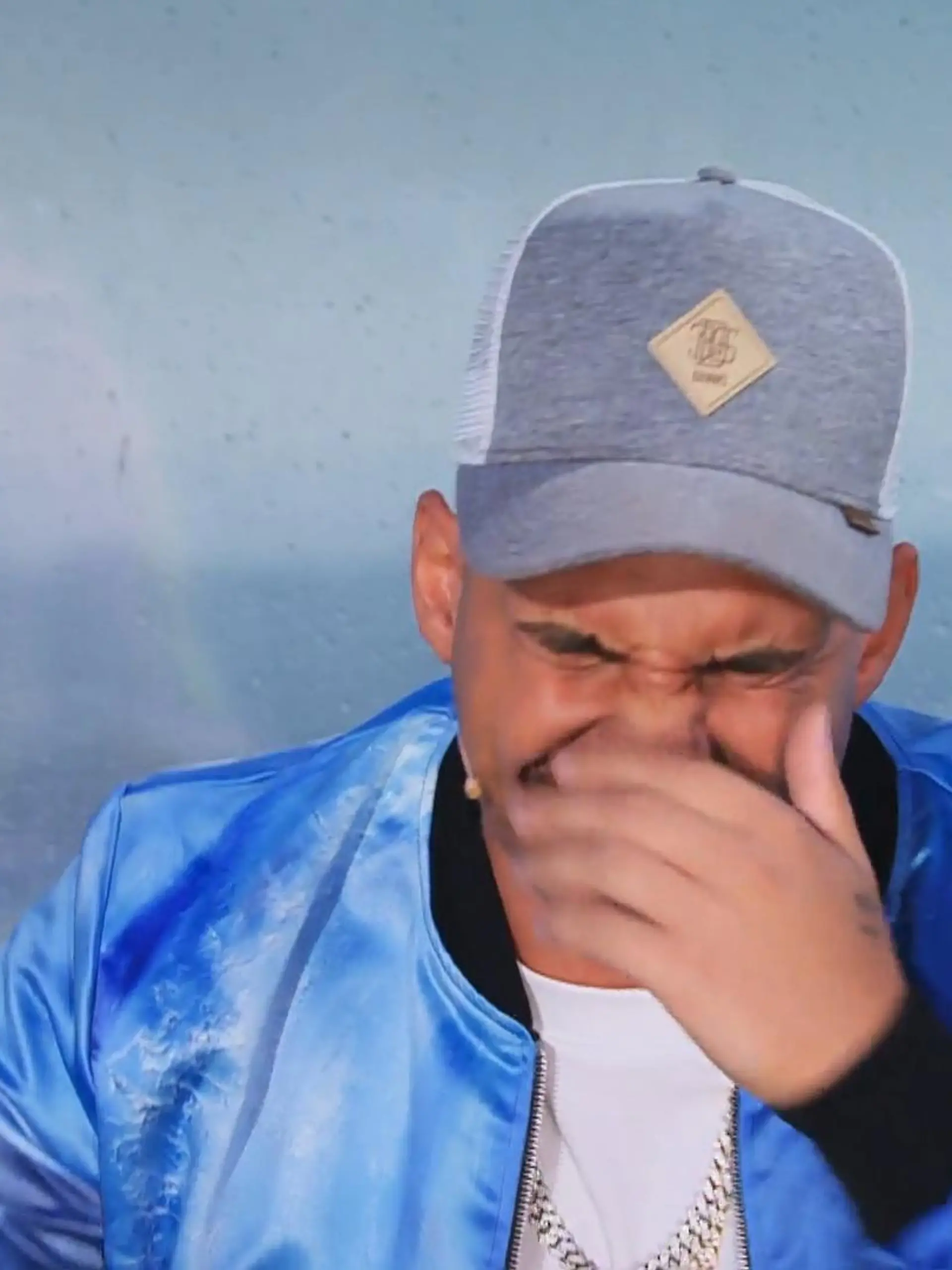 Nikolaos alias „Big N“ kommt aus der Hood, genauer gesagt aus Bielefeld. Das hindert ihn aber nicht daran, bei DSDS ein Rap-Feuerwerk abbrennen zu wollen. Der 23-Jährige macht „schöne Oldschool-Mucke, die real ist“ und einen Rapper feiert er ganz besonders: Pietro Lombardi. Äh, Stopp. Noch mal zurück. Pietro Lombardi ein Rapper?