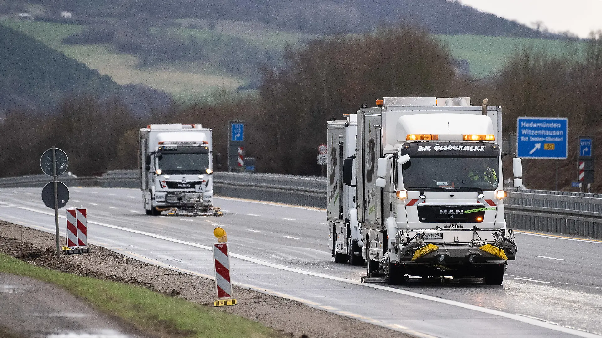 09.01.2023, Niedersachsen, Lutterberg: Reinigungsfahrzeuge sind in Richtung Süden auf der gesperrten Autobahn 7 im Einsatz. Ein bislang unbekanntes Fahrzeug hat auf der Autobahn 7 bei Göttingen eine «weiße, pulvrige Substanz» verloren - und so eine Sperrung in Richtung Süden nach Hessen verursacht. Foto: Swen Pförtner/dpa +++ dpa-Bildfunk +++