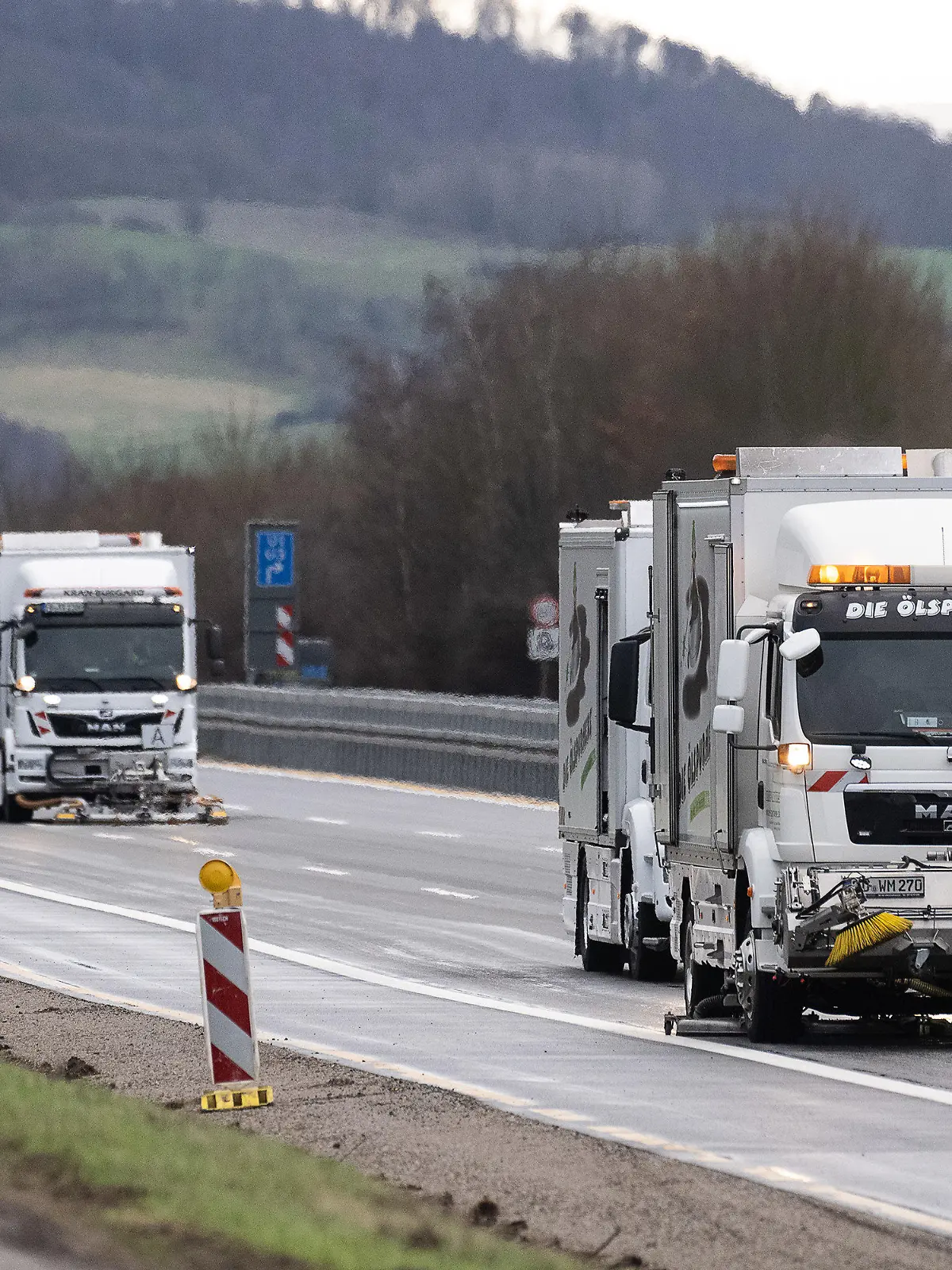09.01.2023, Niedersachsen, Lutterberg: Reinigungsfahrzeuge sind in Richtung Süden auf der gesperrten Autobahn 7 im Einsatz. Ein bislang unbekanntes Fahrzeug hat auf der Autobahn 7 bei Göttingen eine «weiße, pulvrige Substanz» verloren - und so eine Sperrung in Richtung Süden nach Hessen verursacht. Foto: Swen Pförtner/dpa +++ dpa-Bildfunk +++