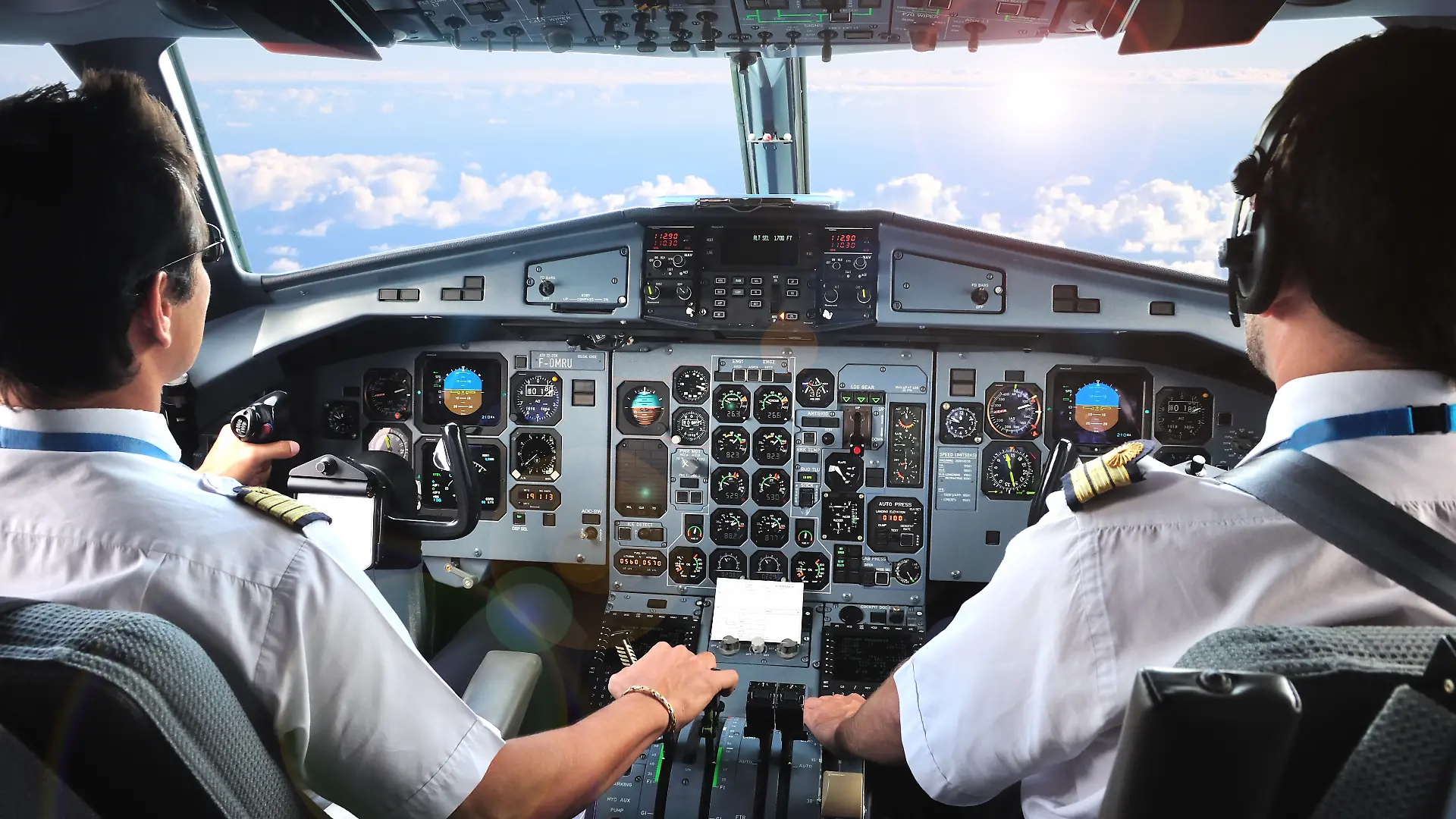 Piloten im Cockpit eines Flugzeugs
