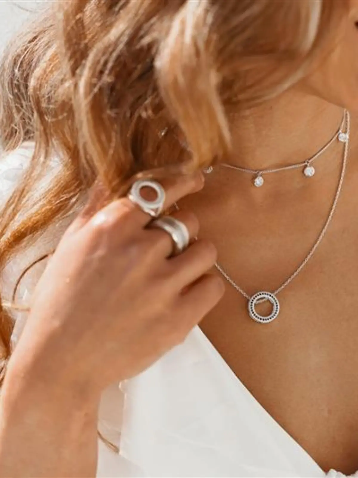 Zarte Ketten, Statement-Pieces und Layering: Das sind die Schmucktrends für Herbst 2025.