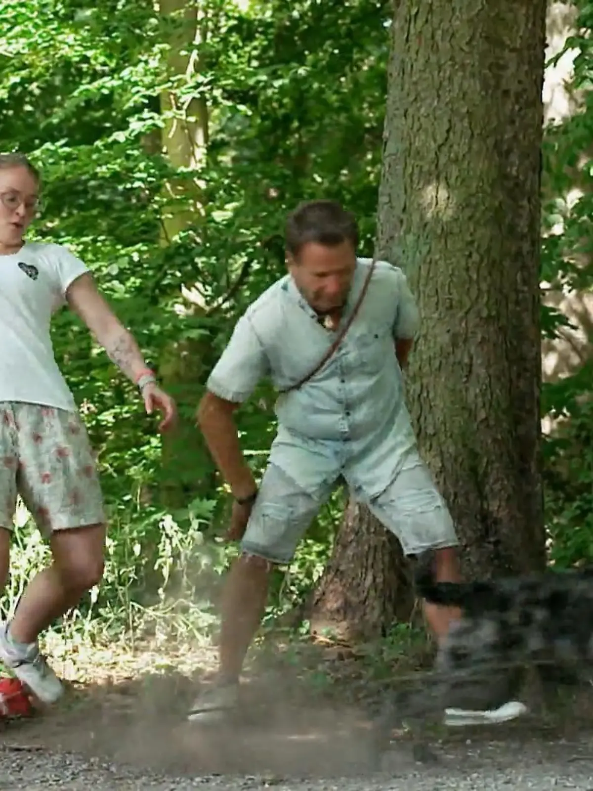 Bild zu: "Kate Kitchenham begleitet Hundebesizter beim Training"