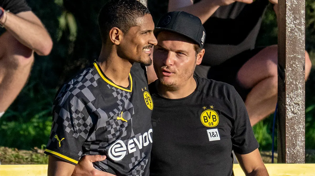 10.01.2023, Spanien, Marbella: Fußball: Testspiele, Fortuna Düsseldorf - Borussia Dortmund: Dortmunds Sebastien Haller (l) spricht mit Trainer Edin Terzic. Foto: David Inderlied/dpa +++ dpa-Bildfunk +++