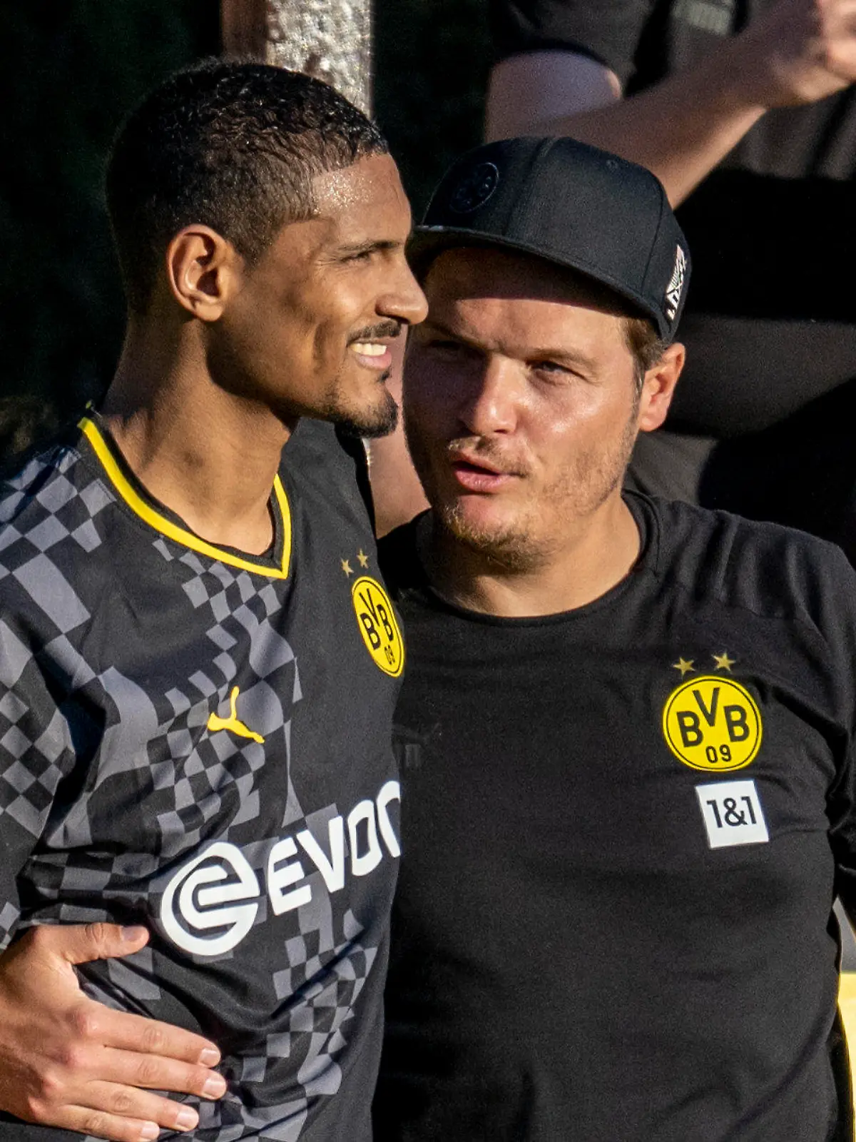 10.01.2023, Spanien, Marbella: Fußball: Testspiele, Fortuna Düsseldorf - Borussia Dortmund: Dortmunds Sebastien Haller (l) spricht mit Trainer Edin Terzic. Foto: David Inderlied/dpa +++ dpa-Bildfunk +++