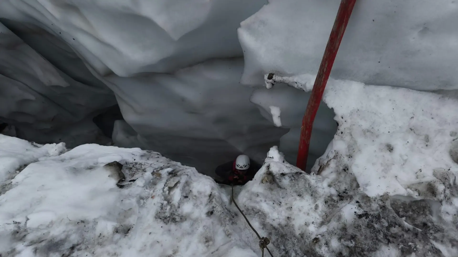 Frau bleibt in Gletscherspalte stecken