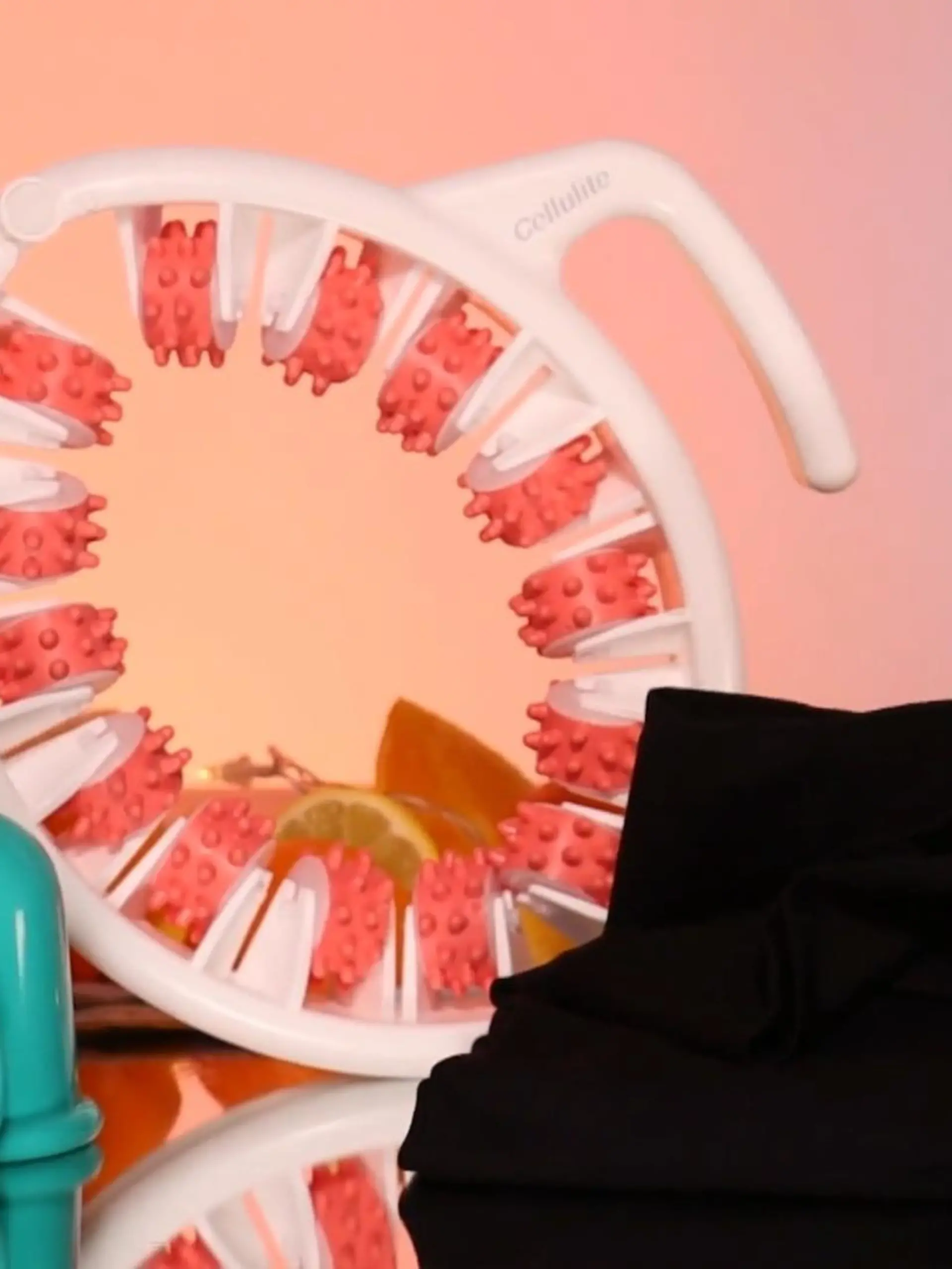 95 Prozent der Frauen haben Cellulite. Doch was eigentlich ganz normal ist, lässt viele Frauen verzweifeln und sie probieren alles, um die unbeliebten Dellen zu bekämpfen. Jedes Jahr kommen neue Anti-Cellulite-Produkte auf den Markt, die versprechen, die Dellen zumindest zu mindern. Wir haben drei der Produkte getestet und eine der Testerinnen hat nach der Anwendung tatsächlich in nur vier Wochen vier Zentimeter weniger Beinumfang.