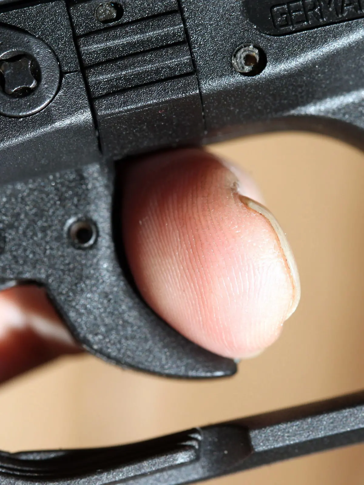 A finger on the trigger of a pistol, pictured on 21.11.2007. Foto: LEHTIKUVA / Martti Kainulainen +++(c) dpa - Report+++
