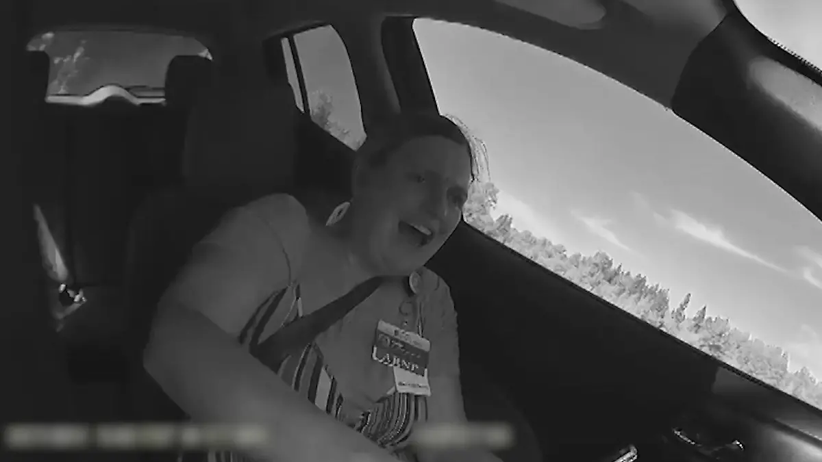 Kreisch-Alarm nach Karacho-Fahrt! Frau hängt am Handy – dann kracht es Hände vom Steuer, das wird teuer!