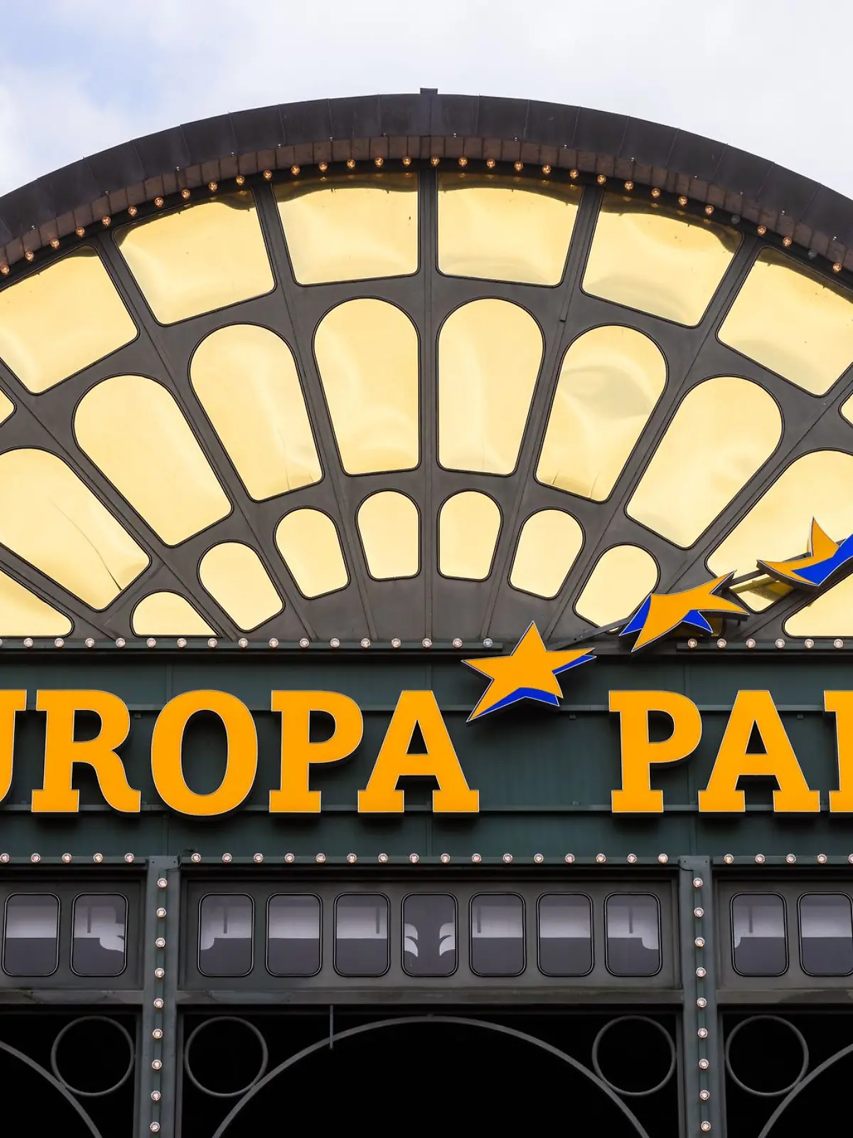 Bild zu: "Mann von Fahrgeschäft im Europa-Park Rust schwer verletzt"