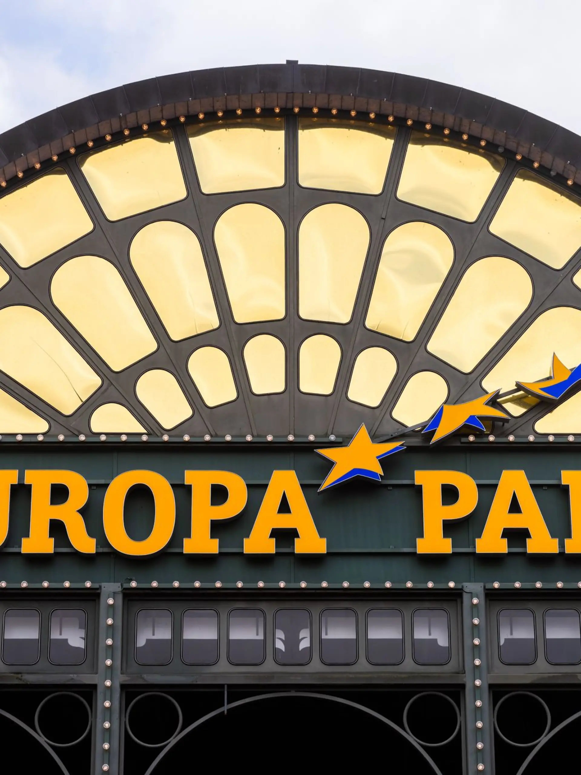 Bild zu: "Mann von Fahrgeschäft im Europa-Park Rust schwer verletzt"