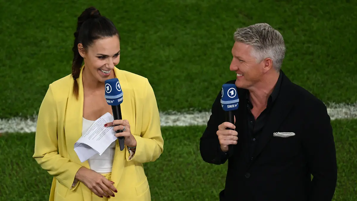 13.12.2022, Katar, Lusail: Fußball, WM, Argentinien - Kroatien, Finalrunde, Halbfinale, Lusail Stadion, die Moderatorin Esther Sedlaczek und der ehemalige deutsche Fussballnationalspieler Sebastian Schweinsteiger vor der Partie. Foto: Robert Michael/dpa +++ dpa-Bildfunk +++