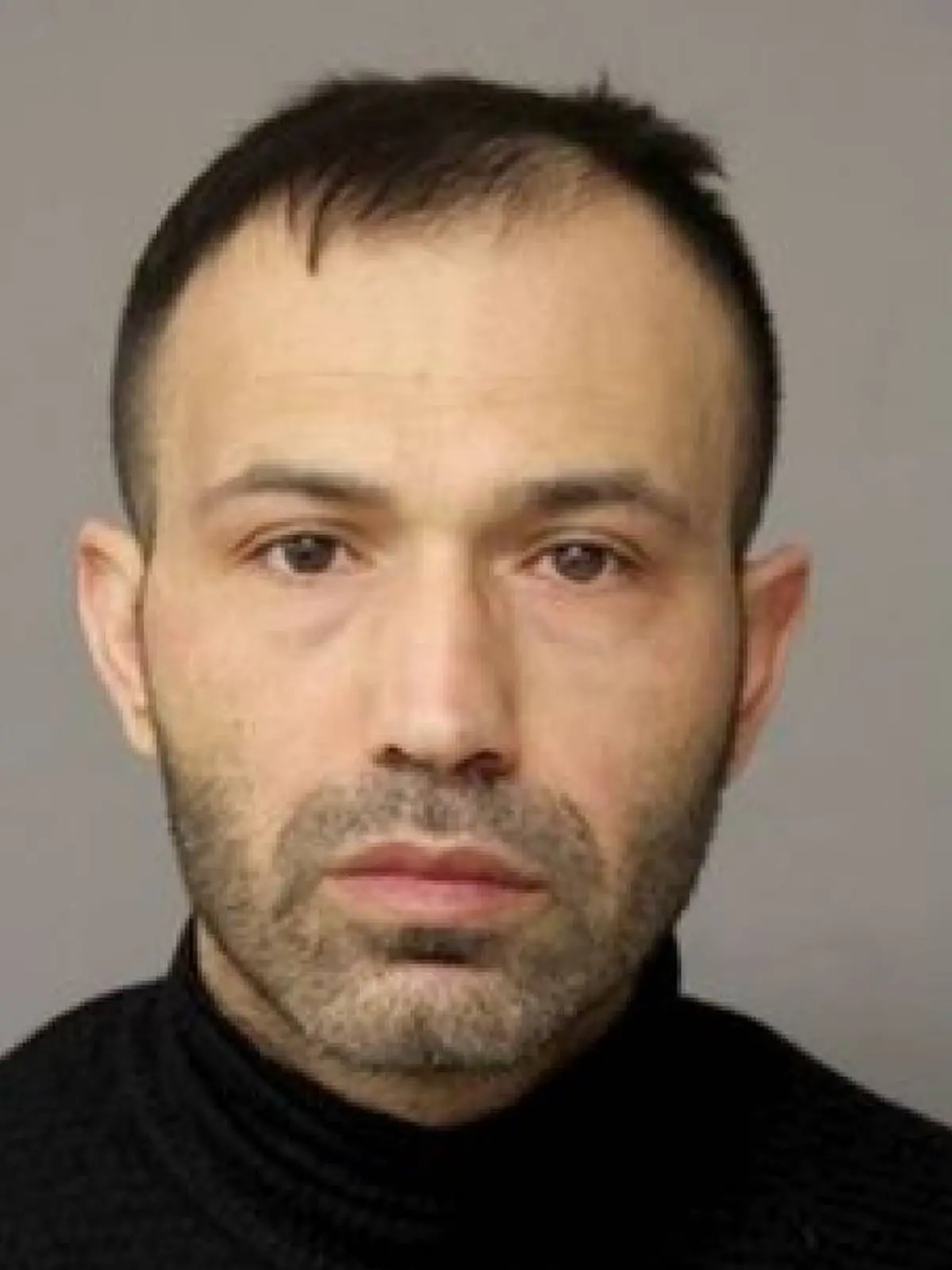 Der hier wegen gemeinschaftlichen Mordes gesuchte 43-jährige Beschuldigte steht im dringenden Tatverdacht an der Tötung des 53-jährigen Geschädigten beteiligt gewesen zu sein.