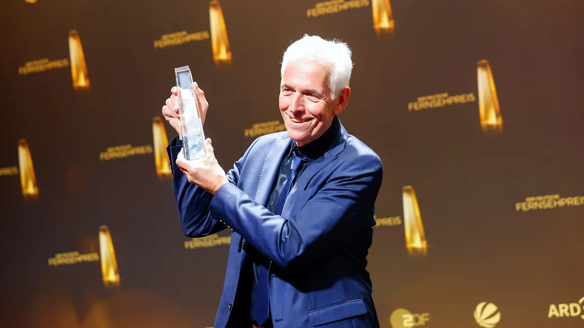 10.09.2025, Nordrhein-Westfalen, Köln: Reporter Burkhard Kress freut sich bei der Verleihung des Deutschen Fernsehpreises über die Auszeichnung in der Kategorie „Beste Moderation / Einzelleistung Information” für „Extra Spezial: Krebs - warum meine Diagnose Ihr Leben ändern kann (RTL / RTL News). Foto: Thomas Banneyer/dpa +++ dpa-Bildfunk +++
