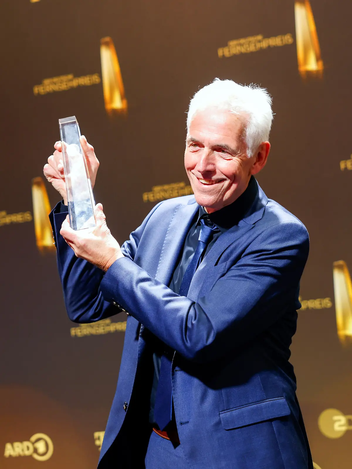 10.09.2025, Nordrhein-Westfalen, Köln: Reporter Burkhard Kress freut sich bei der Verleihung des Deutschen Fernsehpreises über die Auszeichnung in der Kategorie „Beste Moderation / Einzelleistung Information” für „Extra Spezial: Krebs - warum meine Diagnose Ihr Leben ändern kann (RTL / RTL News). Foto: Thomas Banneyer/dpa +++ dpa-Bildfunk +++