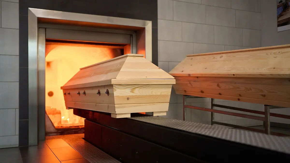 Thailand-Frau-erwacht-vor-der-Ein-scherung-im-Sarg-wieder-zum-Leben