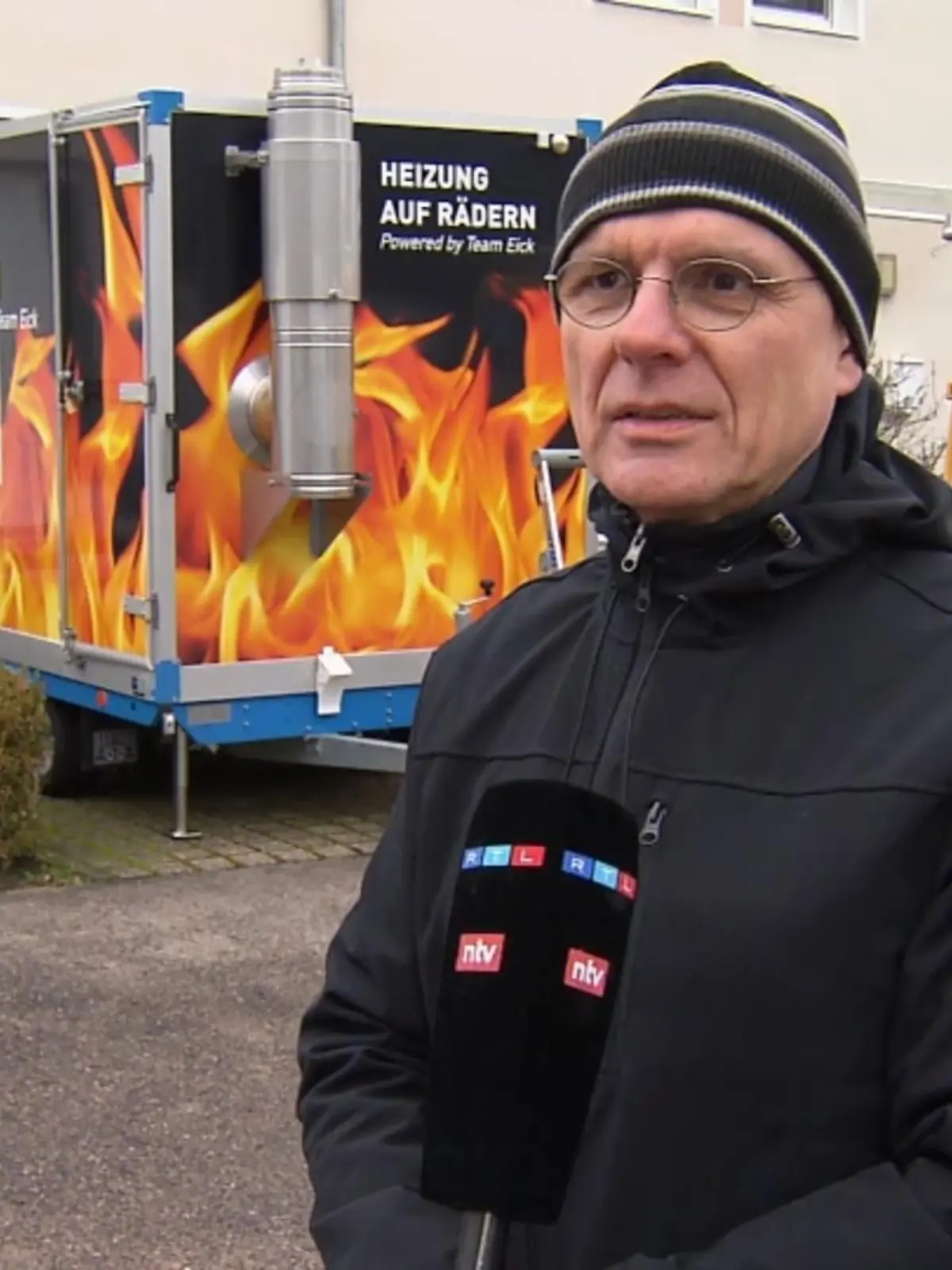 Wegen der fehlenden Fernwärme frieren die Anwohner in Wetzlar nun schon eine ganze Weile. Jetzt sind auch Alsfelder Kunden betroffen. Eine sogenannte „Heizung auf Rädern“ verhindert nun in neun Haushalten, dass die Bewohner in der Kälte sitzen – mehr dazu im Video.