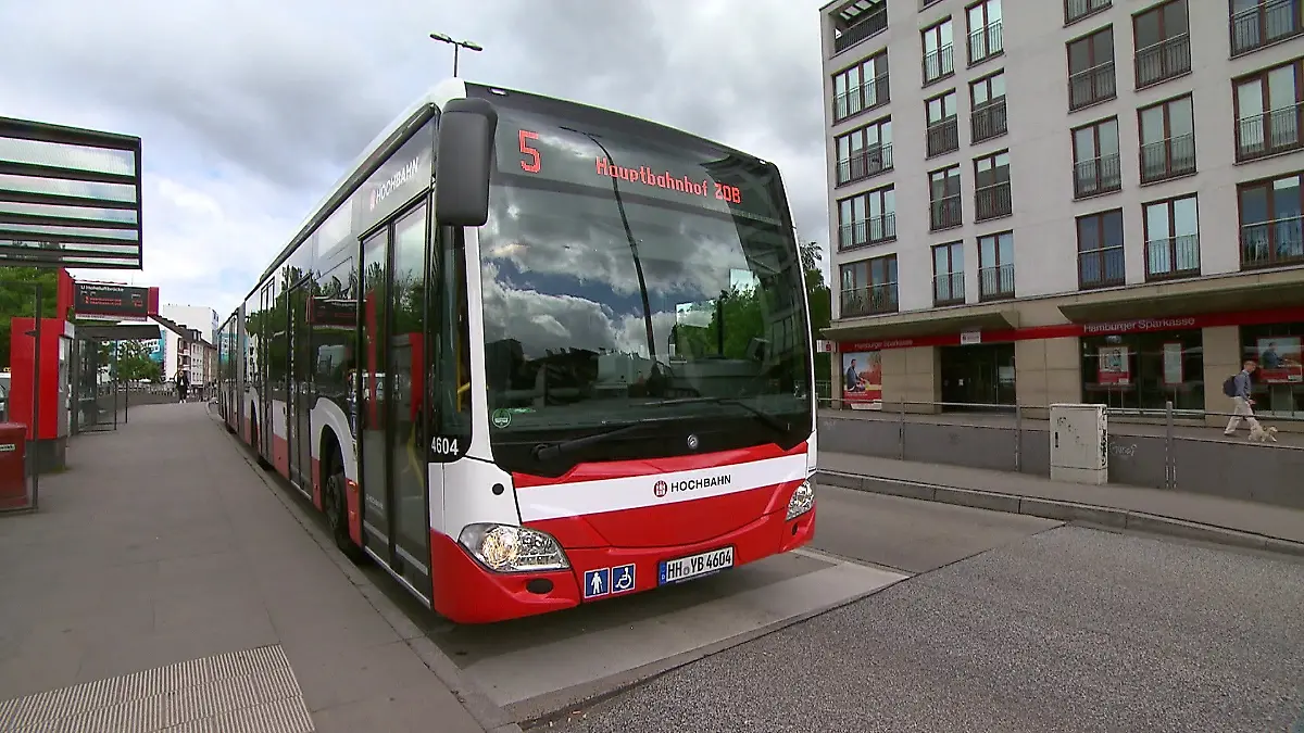 Der Junge bricht in einem Linien-Bus zusammen (Symbolbild).