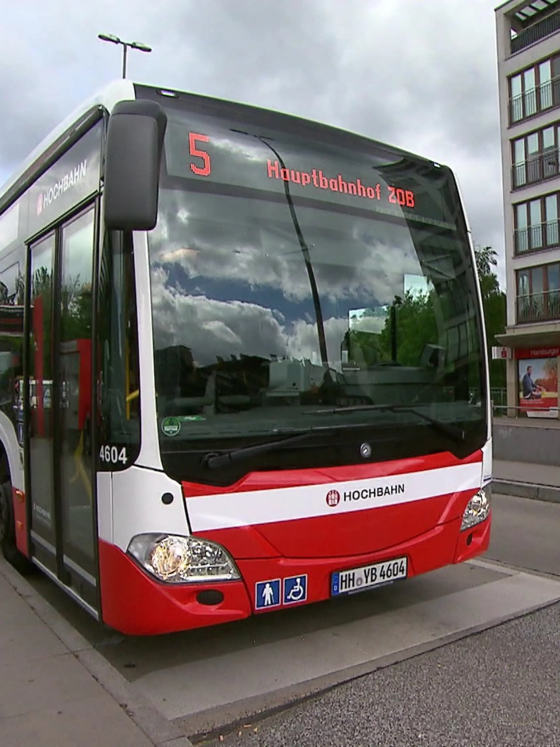 Der Junge bricht in einem Linien-Bus zusammen (Symbolbild).