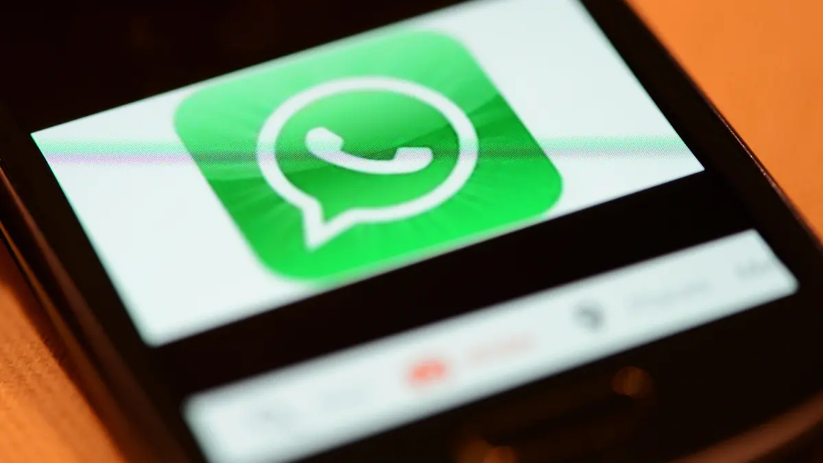 ILLUSTRATION - Das Logo vom Messaging-Dienst WhatsApp wird am 09.04.2013 in Berlin auf einem Smartphone angezeigt. Der Dienst will sich auf Dauer nicht über Werbung finanzieren. Foto: Jens Kalaene/dpa (zu dpa «WhatsApp-Gründer: Wir wollen keine Finanzierung über Werbung» vom 20.01.2014) +++(c) dpa - Bildfunk+++