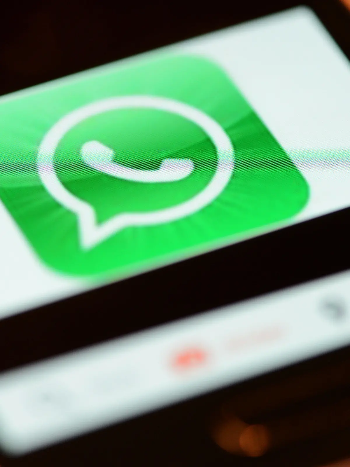 ILLUSTRATION - Das Logo vom Messaging-Dienst WhatsApp wird am 09.04.2013 in Berlin auf einem Smartphone angezeigt. Der Dienst will sich auf Dauer nicht über Werbung finanzieren. Foto: Jens Kalaene/dpa (zu dpa «WhatsApp-Gründer: Wir wollen keine Finanzierung über Werbung» vom 20.01.2014) +++(c) dpa - Bildfunk+++