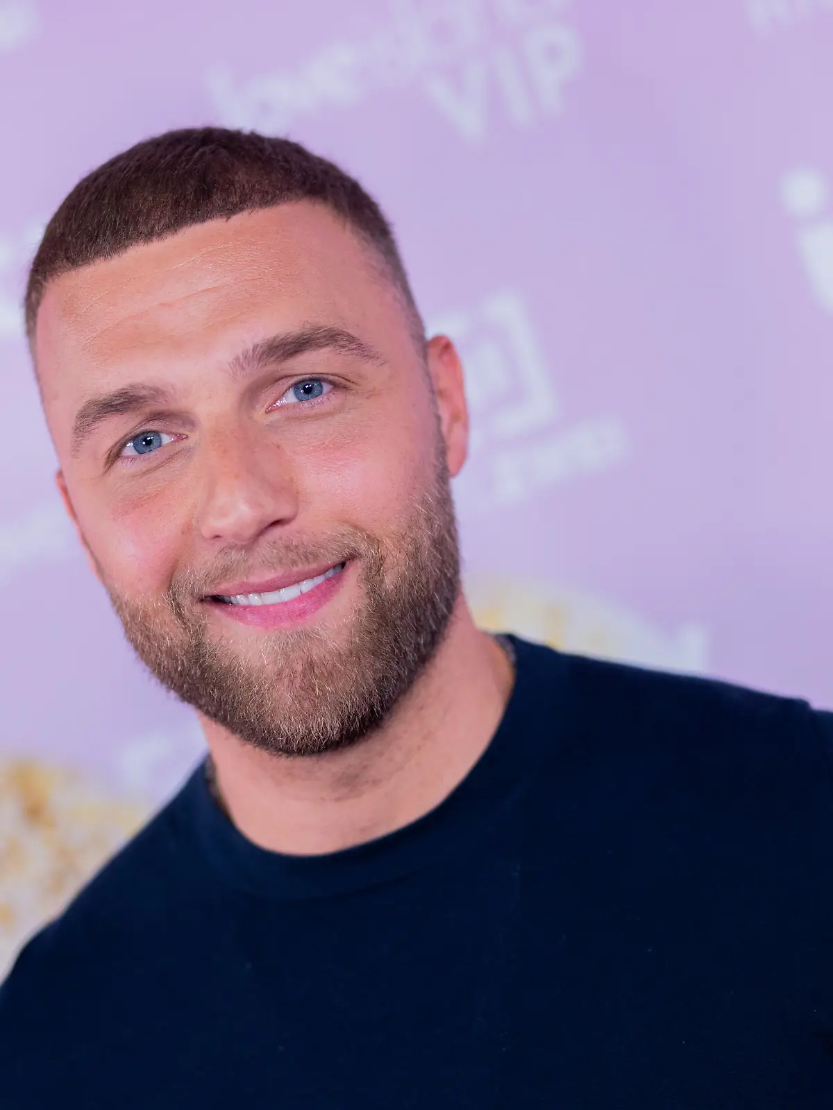 ARCHIV - 03.09.2025, Nordrhein-Westfalen, Köln: Filip Pavlovic steht bei der Premiere zur neuen Staffel der Dating-Show «Love Island VIP» auf dem Roten Teppich im Cinenova Kino. Die neue Staffel startet am 11. September bei RTL2. (zu dpa: «Sylvie Meis: Promis haben es bei der Partnersuche schwerer») Foto: Rolf Vennenbernd/dpa +++ dpa-Bildfunk +++