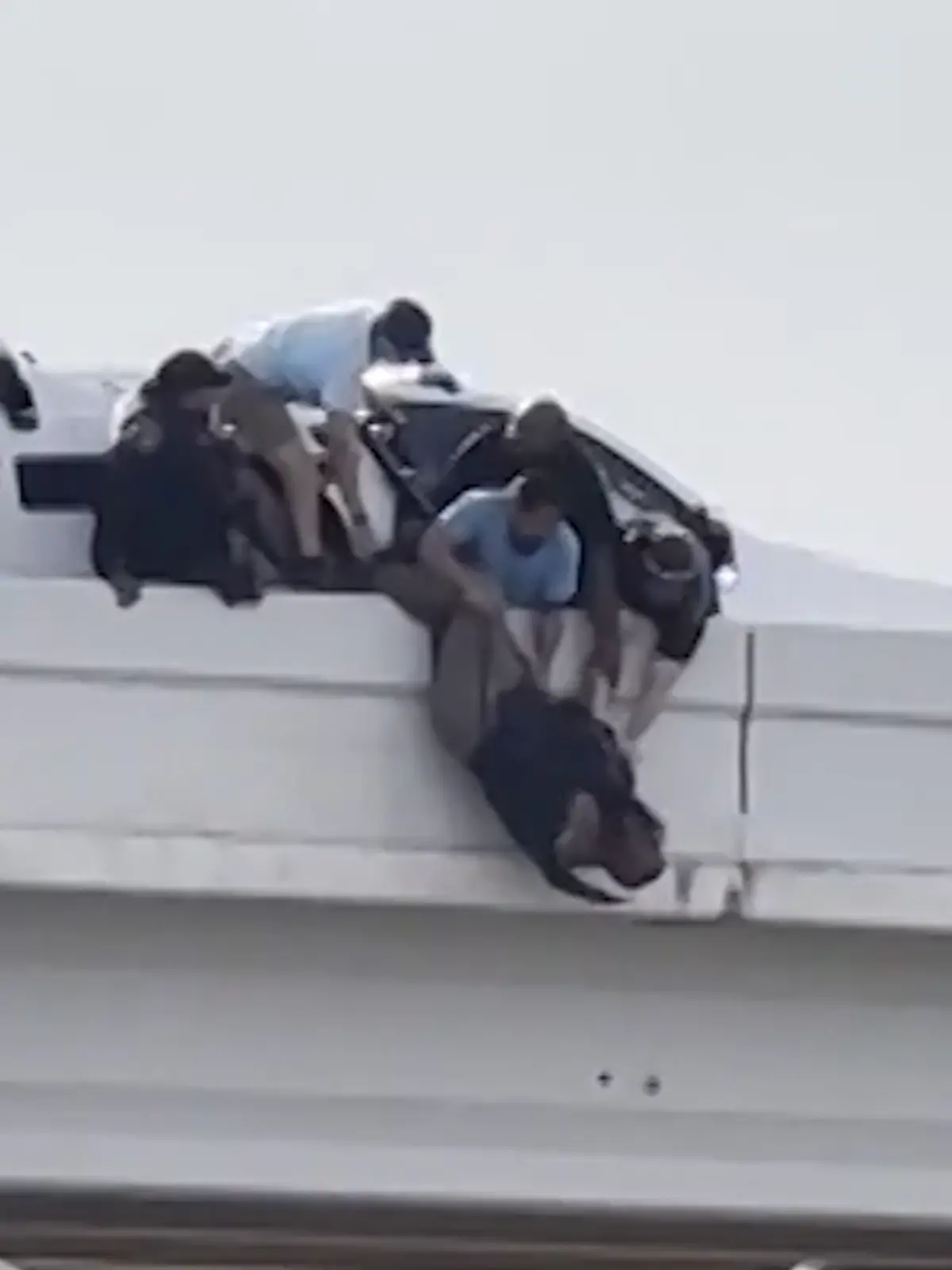 Bild zu: "Er hängt kopfüber von der Brücke! Polizist will Familie helfen – und muss selbst gerettet werden"