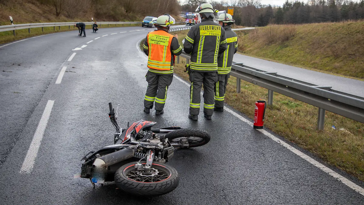 08.01.2023, Hessen, Flieden: Ein Motorrad liegt nach einem Unfall auf der Landstraße L3372. Ein 16-Jähriger Motorradfahrer ist mit der Maschine bei Flieden gestürzt und dabei ums Leben gekommen. Der Jugendliche starb noch am Unfallort im Landkreis Fulda, wie die Polizei am Sonntagabend mitteilte. Foto: Stefan Weber/Fuldamedia /dpa +++ dpa-Bildfunk +++