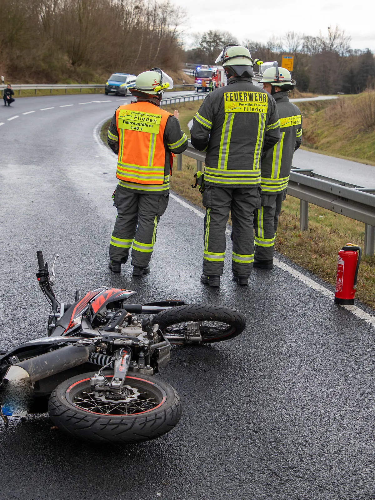 08.01.2023, Hessen, Flieden: Ein Motorrad liegt nach einem Unfall auf der Landstraße L3372. Ein 16-Jähriger Motorradfahrer ist mit der Maschine bei Flieden gestürzt und dabei ums Leben gekommen. Der Jugendliche starb noch am Unfallort im Landkreis Fulda, wie die Polizei am Sonntagabend mitteilte. Foto: Stefan Weber/Fuldamedia /dpa +++ dpa-Bildfunk +++