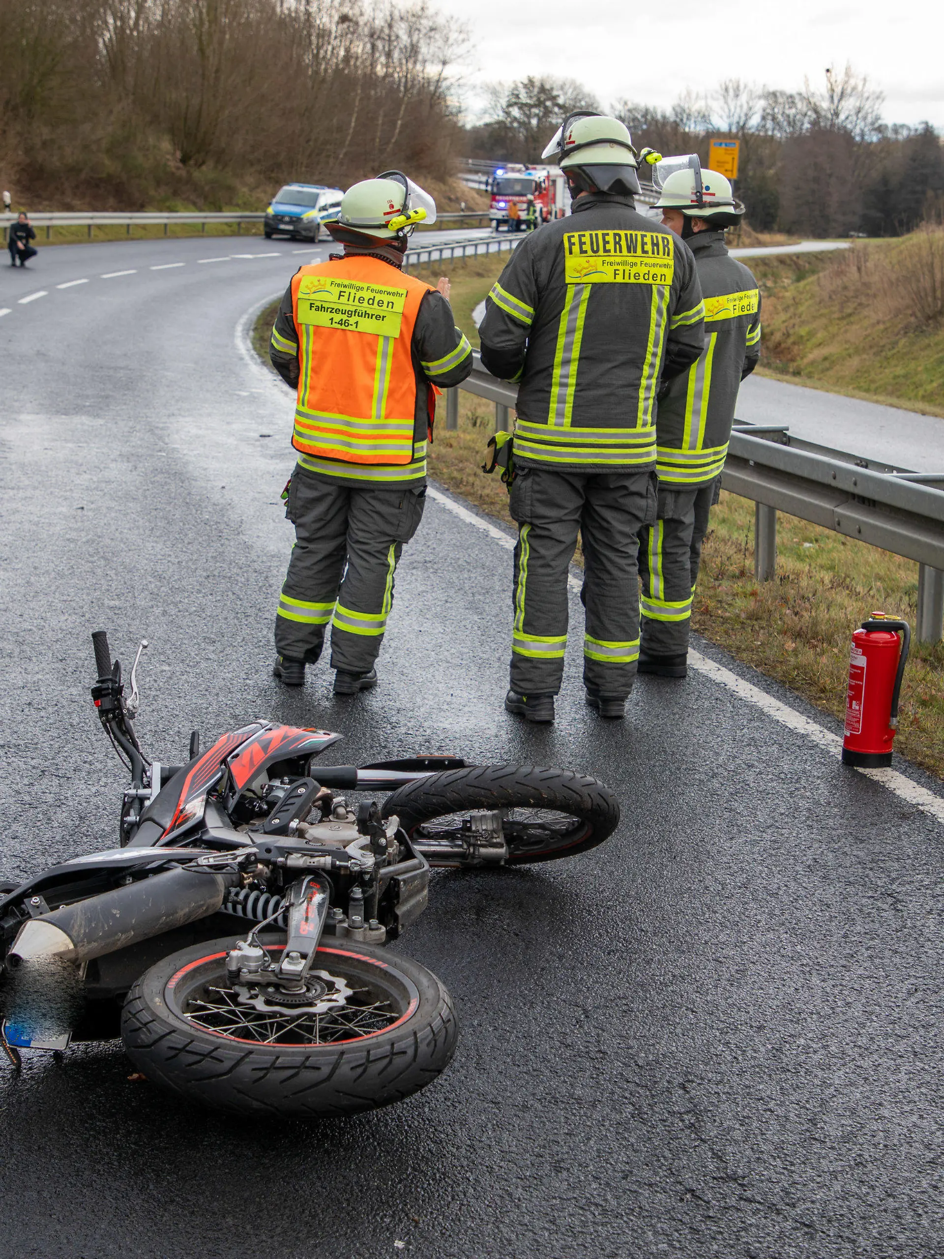 08.01.2023, Hessen, Flieden: Ein Motorrad liegt nach einem Unfall auf der Landstraße L3372. Ein 16-Jähriger Motorradfahrer ist mit der Maschine bei Flieden gestürzt und dabei ums Leben gekommen. Der Jugendliche starb noch am Unfallort im Landkreis Fulda, wie die Polizei am Sonntagabend mitteilte. Foto: Stefan Weber/Fuldamedia /dpa +++ dpa-Bildfunk +++