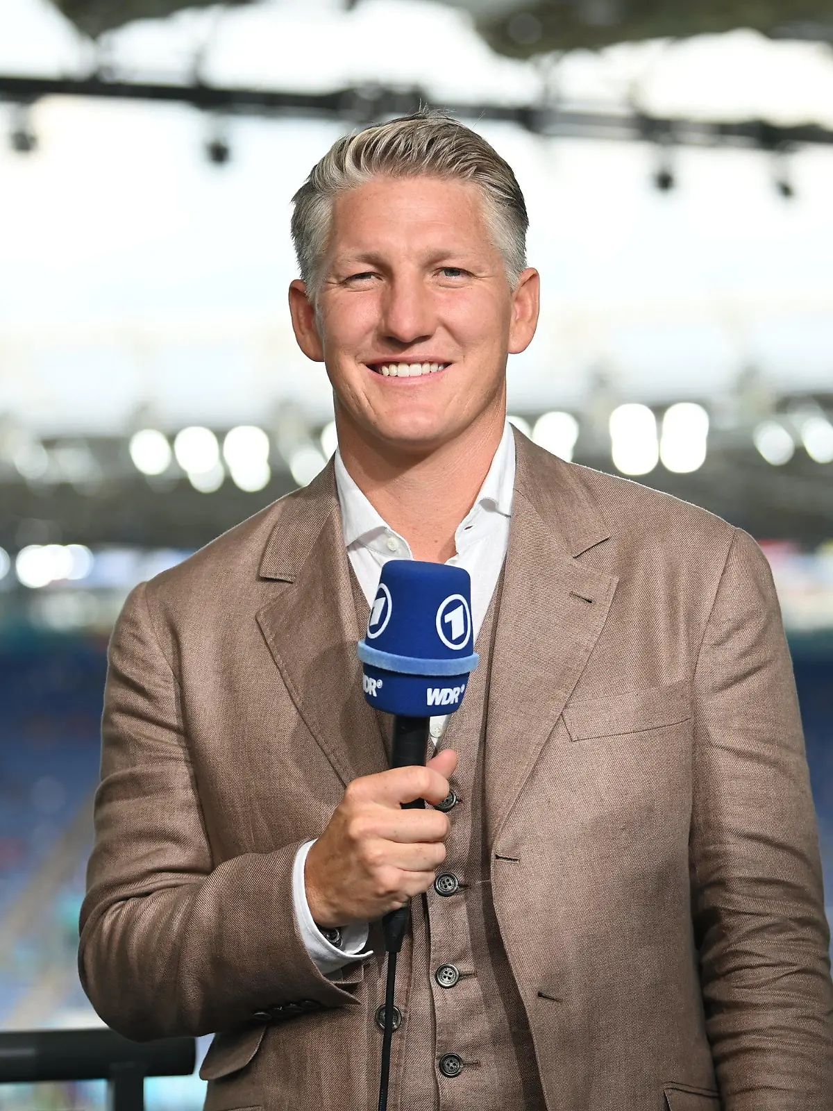 ARCHIV - 11.06.2021, Latium, Rom: Fußball: EM, Vorrunde, Gruppe A, Türkei - Italien im Stadio Olimpico di Roma. Bastian Schweinsteiger steht als TV-Experte der ARD im Stadion. Schweinsteiger setzt die Zusammenarbeit mit der ARD bis 2024 fort. (zu dpa: «Bastian Schweinsteiger bleibt Fußball-Experte in der ARD») Foto: Matthias Balk/Deutsche Presse-Agentur GmbH/dpa +++ dpa-Bildfunk +++
