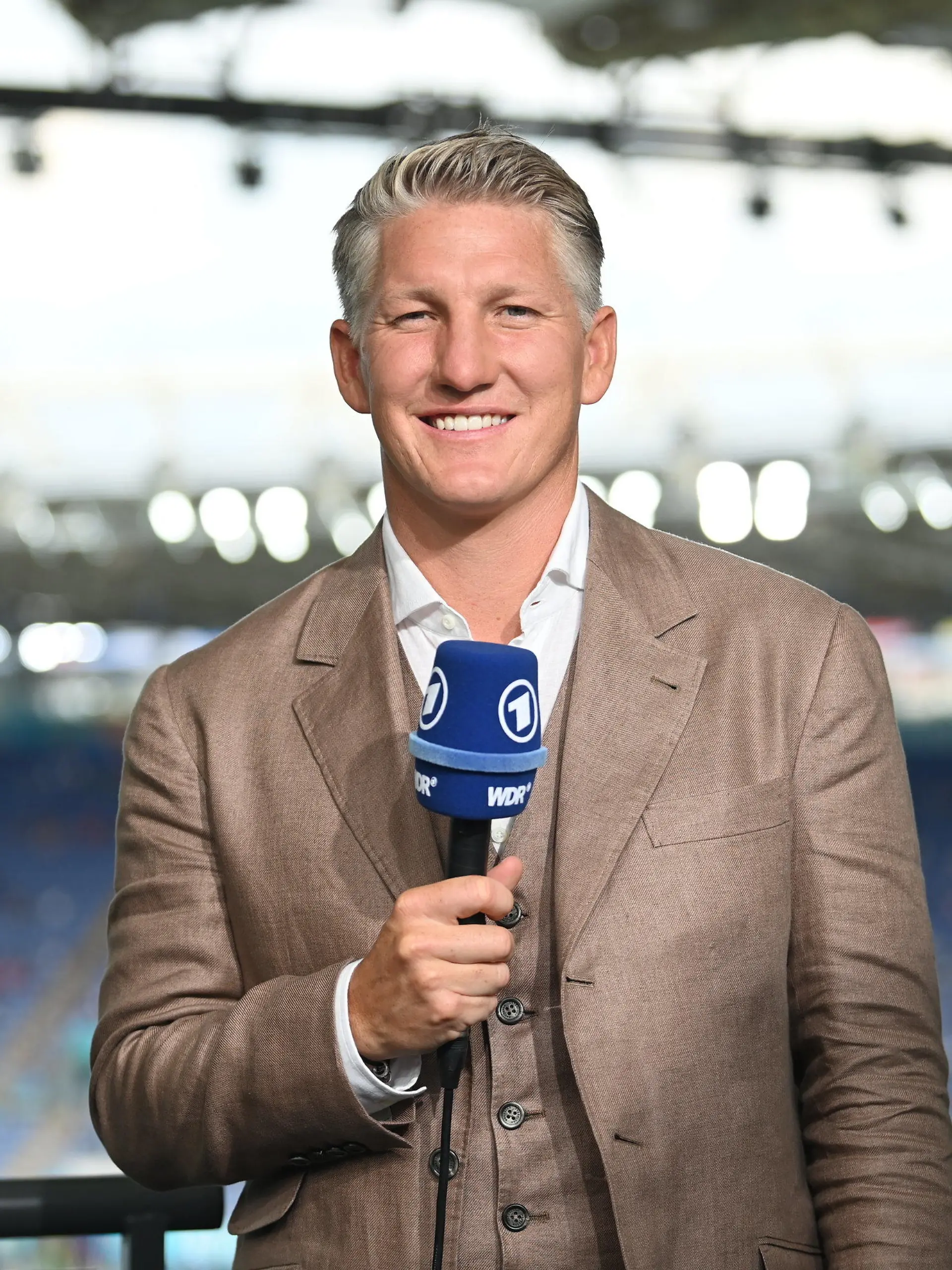 ARCHIV - 11.06.2021, Latium, Rom: Fußball: EM, Vorrunde, Gruppe A, Türkei - Italien im Stadio Olimpico di Roma. Bastian Schweinsteiger steht als TV-Experte der ARD im Stadion. Schweinsteiger setzt die Zusammenarbeit mit der ARD bis 2024 fort. (zu dpa: «Bastian Schweinsteiger bleibt Fußball-Experte in der ARD») Foto: Matthias Balk/Deutsche Presse-Agentur GmbH/dpa +++ dpa-Bildfunk +++