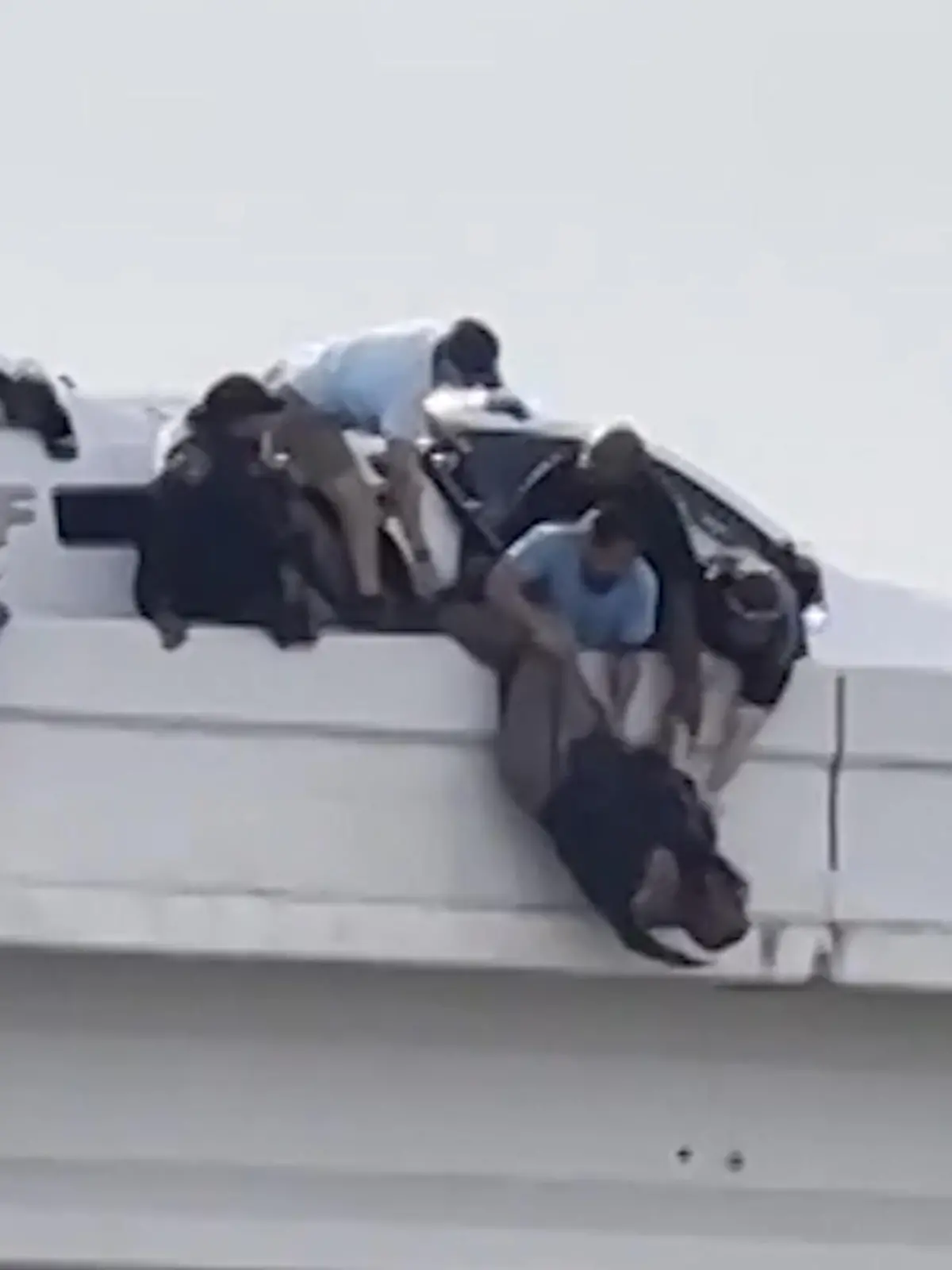 Bild zu: "Er hängt kopfüber von der Brücke! Polizist will Familie helfen – und muss selbst gerettet"