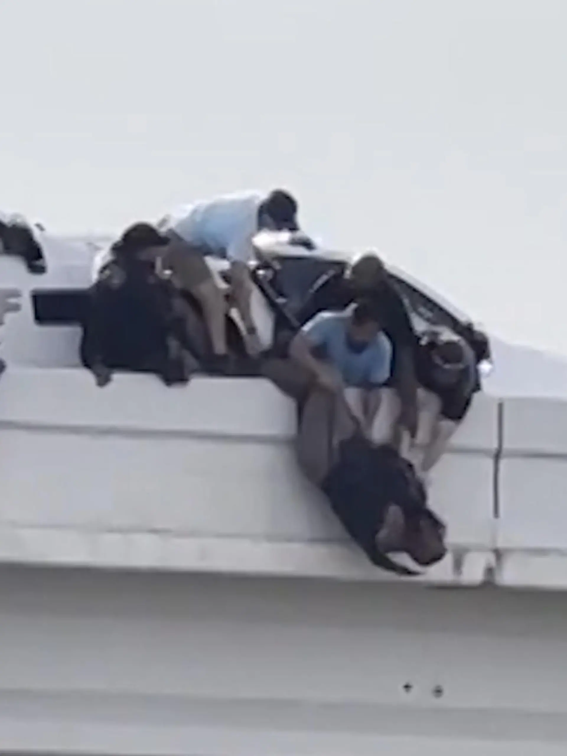 Bild zu: "Er hängt kopfüber von der Brücke! Polizist will Familie helfen – und muss selbst gerettet"