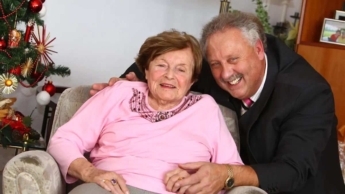 Gerhard Beyl und seine Partnerin Wilhelmine Schaefer, aufgenommen im Wohnzimmer ihrer Wohnung in Augsburg (Bayern) (Foto vom 12.12.2014). Seit über zwanzig Jahren sind die 101-jährige und der 61-jährige ein Paar. Foto: Karl-Josef Hildenbrand /dpa (zu dpa-KORR: "Ein ungewöhnliches Liebespaar: Er ist 61, sie 101" vom 28.12.2014)