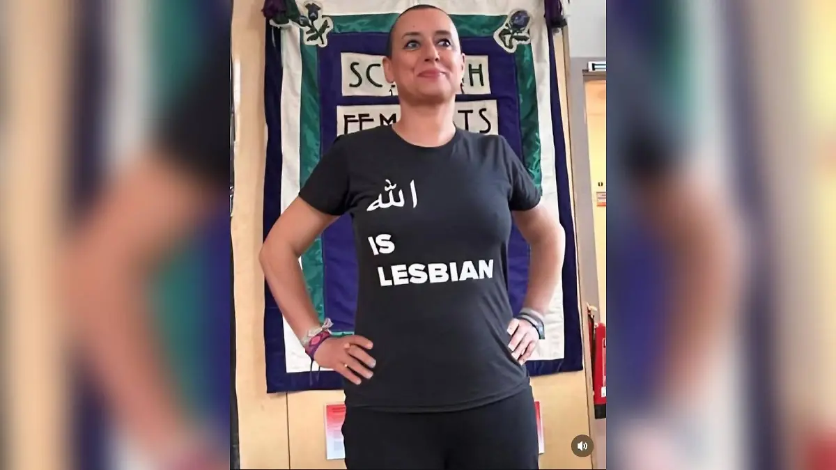 Aktivistin Ibtissame Lachgar in dem provokanten T-Shirt mit der Aufschrift „Allah ist lesbisch”