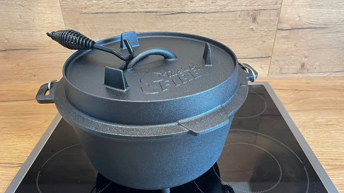 Dutch Oven auf dem Herd mit Deckel und Zange 