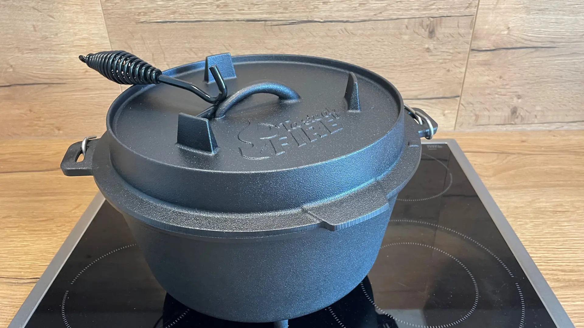 Dutch Oven auf dem Herd mit Deckel und Zange 