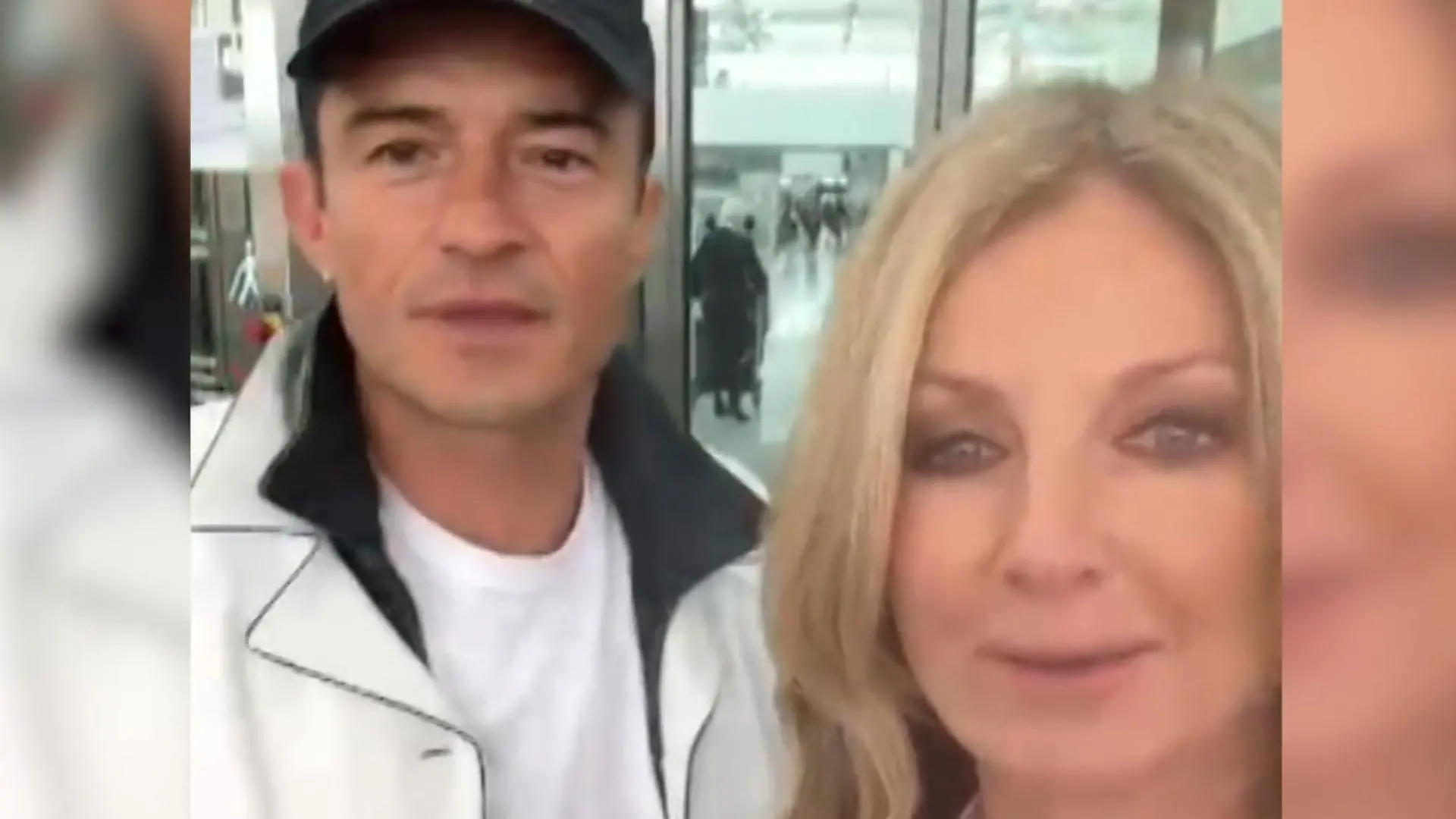 Am Flughafen mit Orlando Bloom! Frauke Ludowig wird zum Fan-Girl! Da zückt sie schnell ihr Smartphone