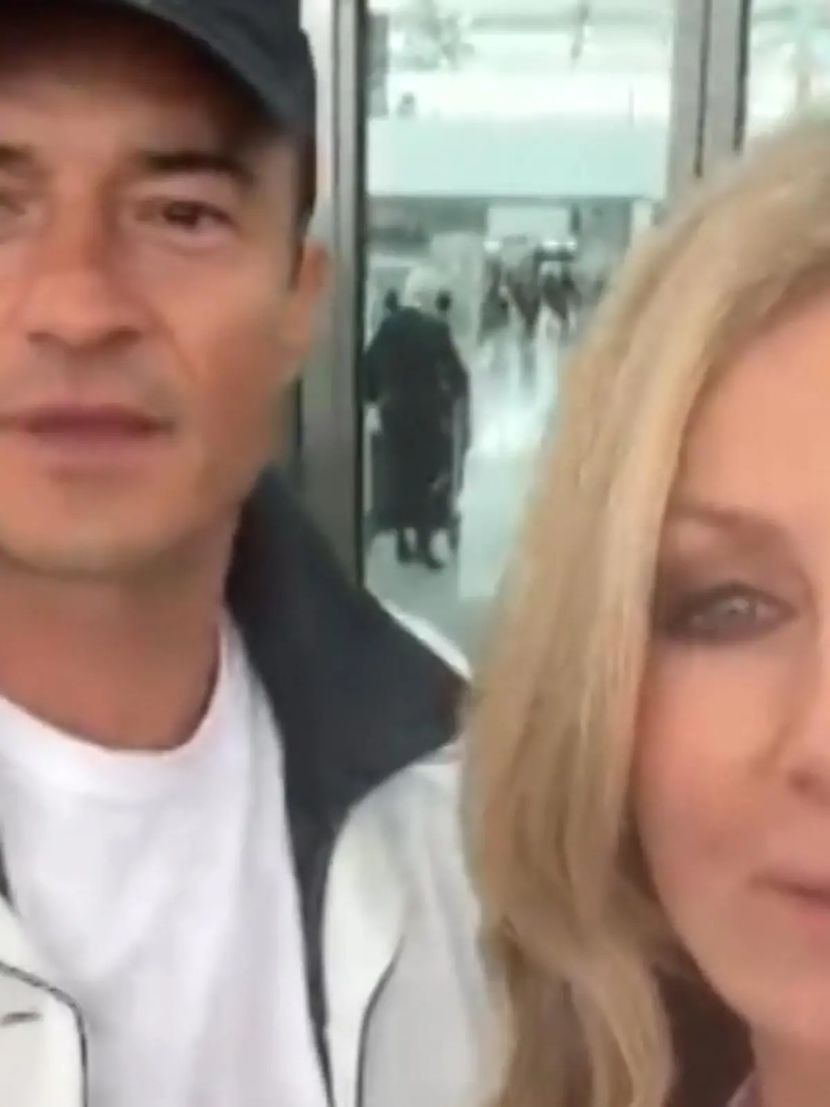 Bild zu: "Am Flughafen mit Orlando Bloom! Frauke Ludowig wird zum Fan-Girl!"
