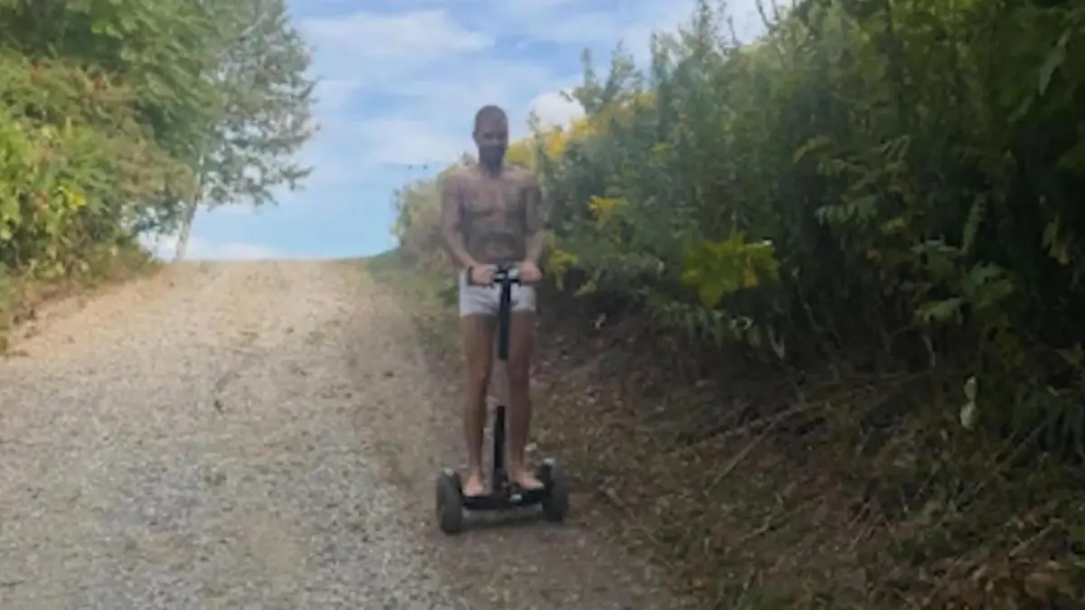 Halbnackter Segway-Ausflug! Superstar geht mit Schlüpper auf Spritztour Justin Bieber, wo hast du deine Klamotten gelassen