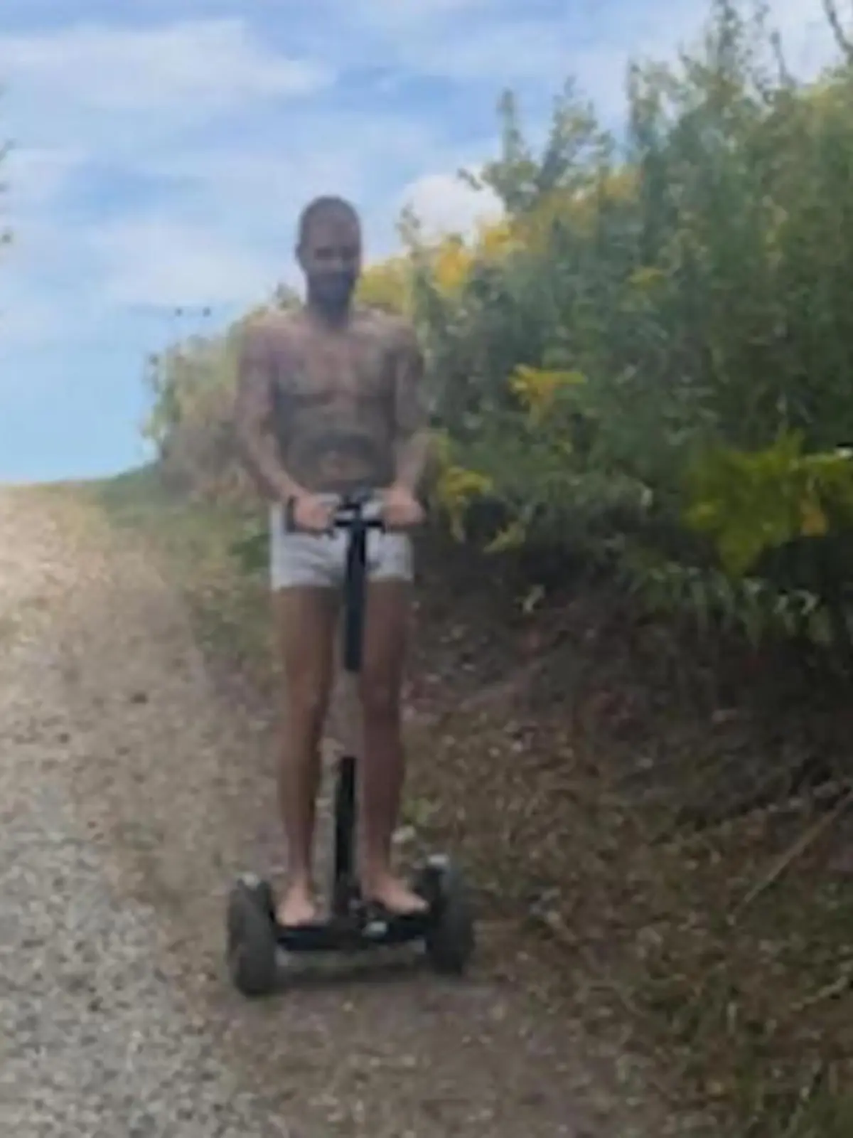 Bild zu: "Halbnackter Segway-Ausflug! Superstar geht mit Schlüpper auf Spritztour"