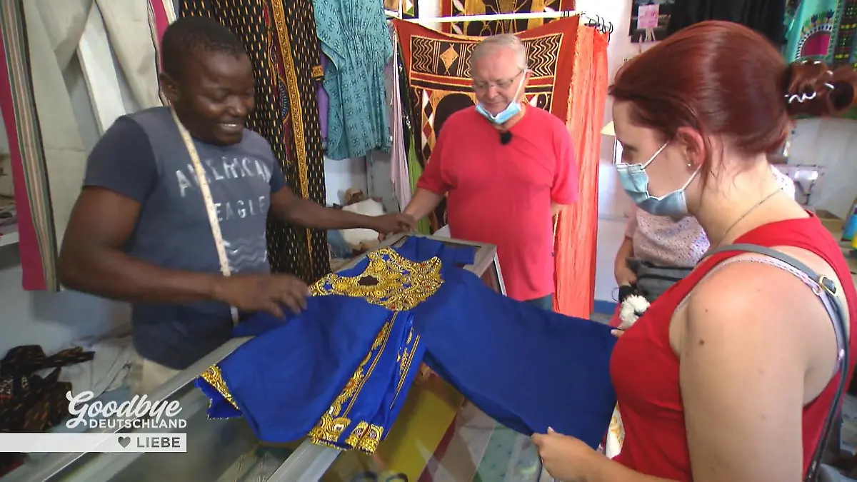 Carina probiert ihr Hochzeitsoutfit an Termin beim Schneider