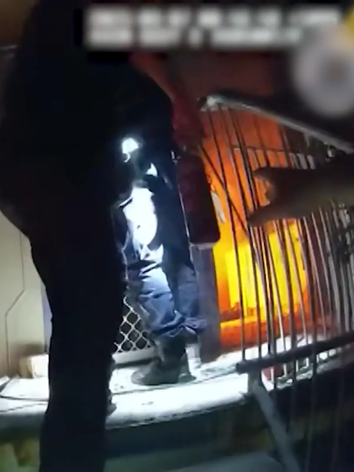 Bild zu: "Großeltern und Enkel in Feuer gefangen! Polizeistreife stößt zufällig auf brennendes Haus "