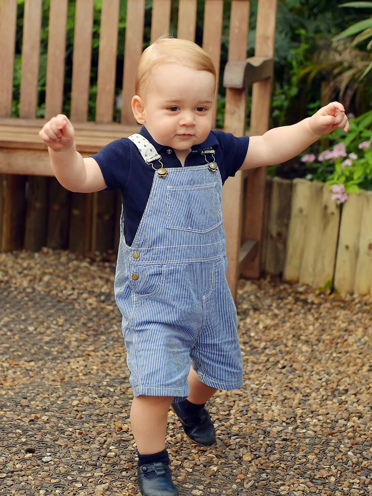 FILE - A picture made available on 19 July 2014 and dated 02 July 2014, was taken to mark Prince George's first birthday and shows the Prince during a visit to the Sensational Butterflies exhibition at the Natural History Museum, London. Photo credit should read: John Stillwell/PA Wire EPA/John Stillwell (zu dpa «1. Geburtstag von Prinz George, dem Sohn von Herzogin Kate und Prinz William» vom 22.07.2014) +++(c) dpa - Bildfunk+++