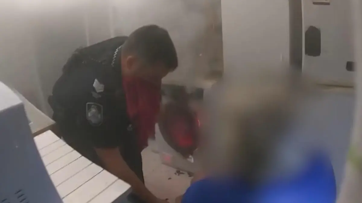 Großeltern und Enkel in Feuer gefangen! Polizeistreife stößt zufällig auf brennendes Haus Waschmaschine in Flammen!