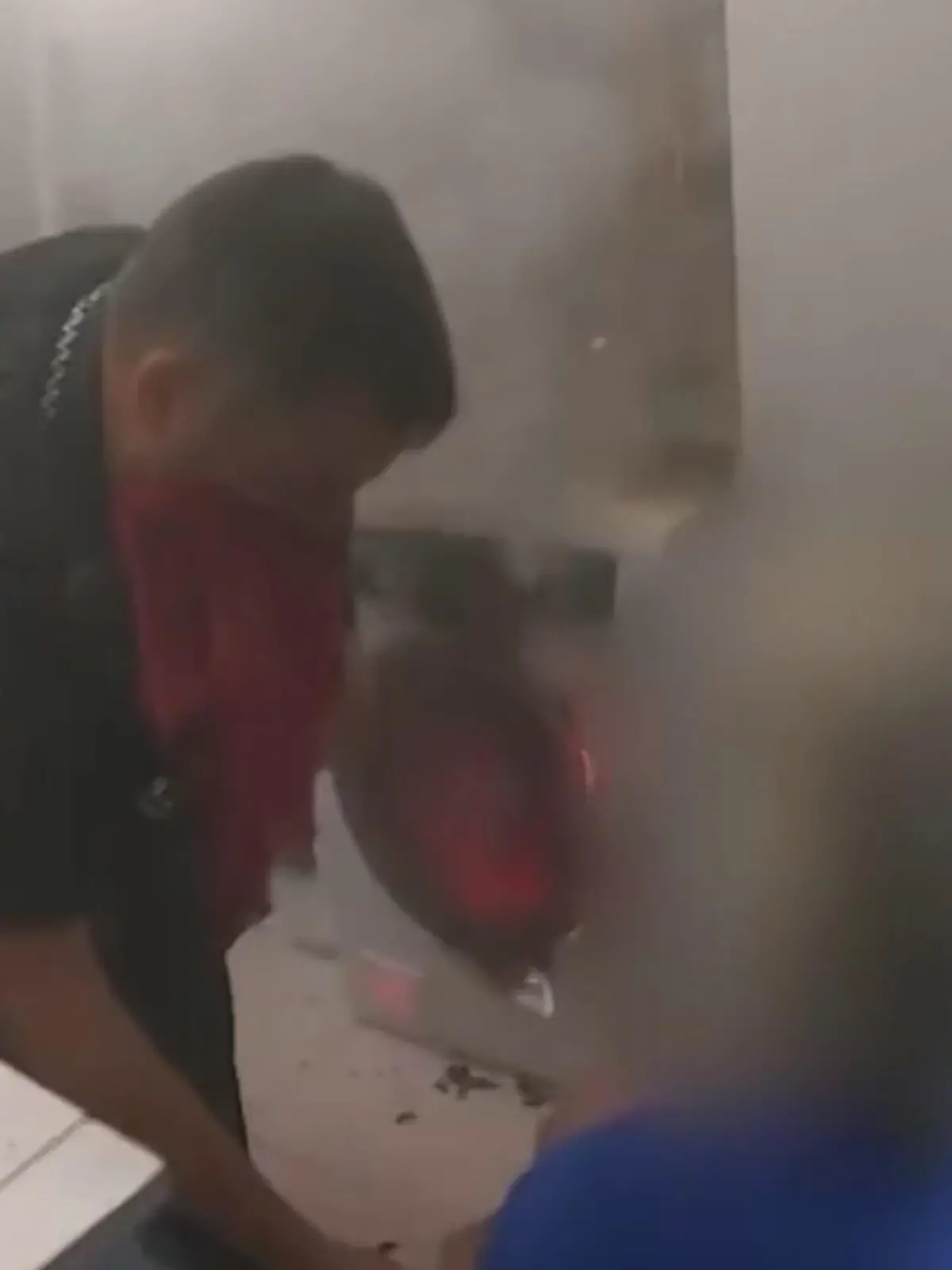 Bild zu: "Großeltern und Enkel in Feuer gefangen! Polizeistreife stößt zufällig auf brennendes Haus"