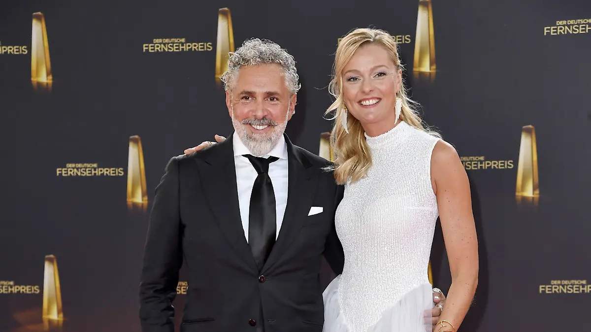 Roland Trettl und Miriam Höller zeigen sich beim Fernsehpreis erstmals als Paar auf dem roten Teppich.