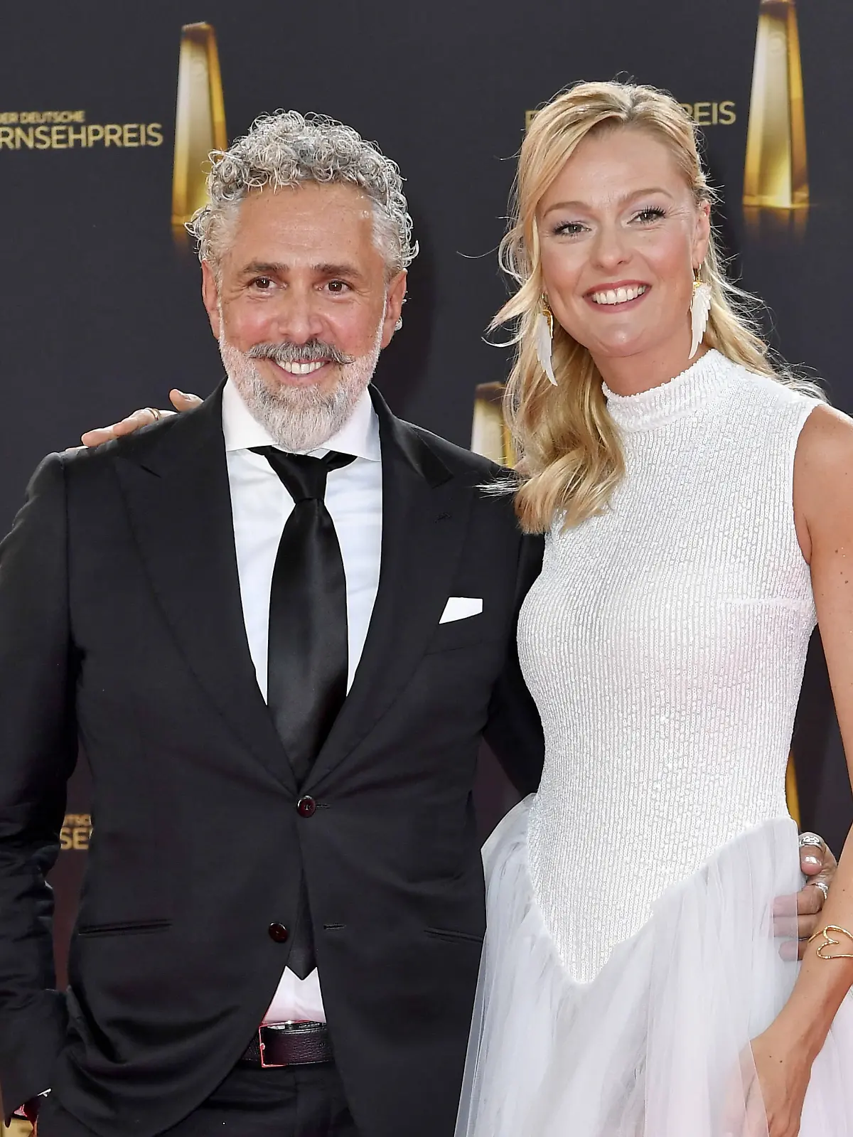 Roland Trettl und Miriam Höller zeigen sich beim Fernsehpreis erstmals als Paar auf dem roten Teppich. 
