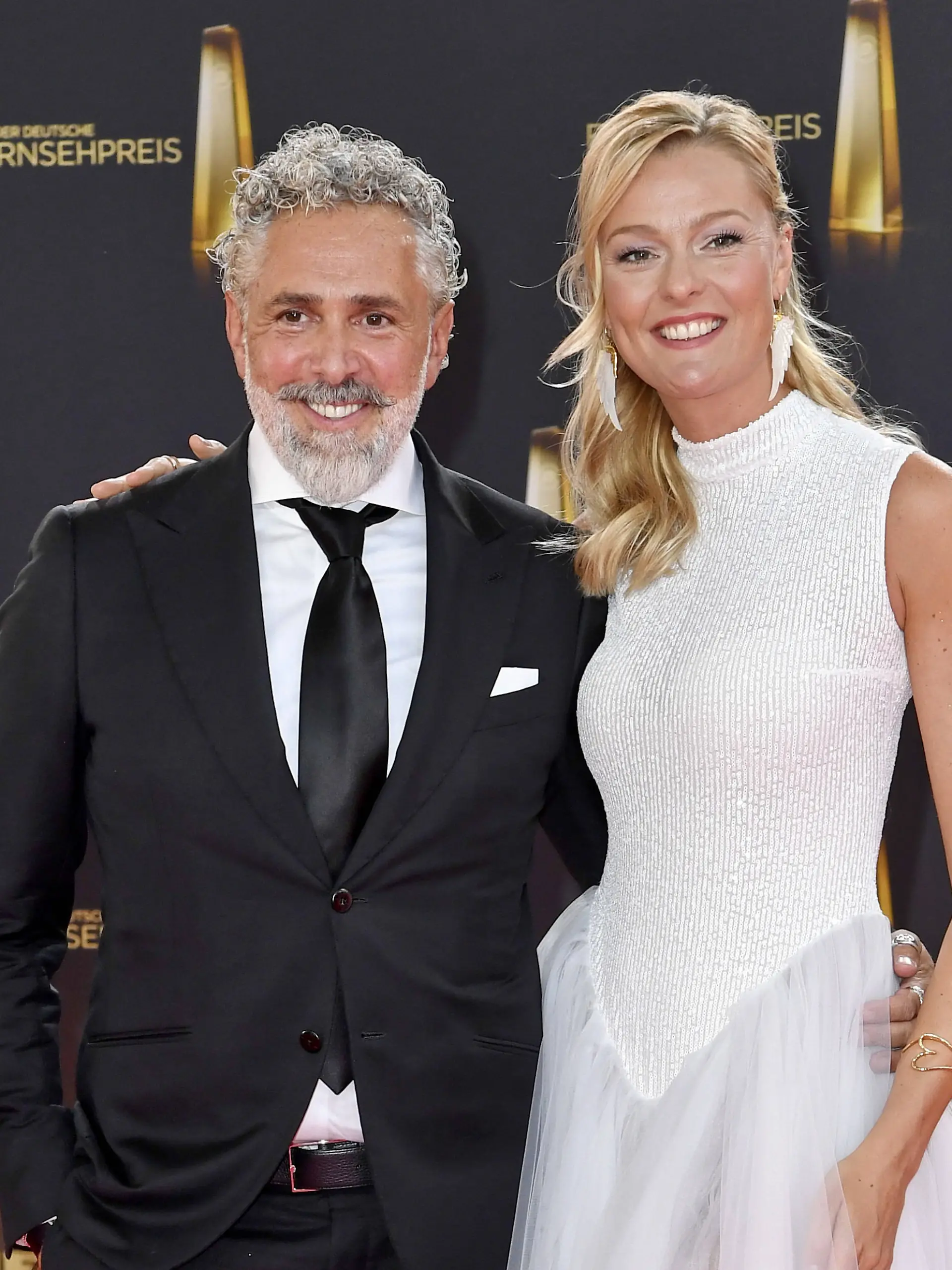 Roland Trettl und Miriam Höller zeigen sich beim Fernsehpreis erstmals als Paar auf dem roten Teppich. 